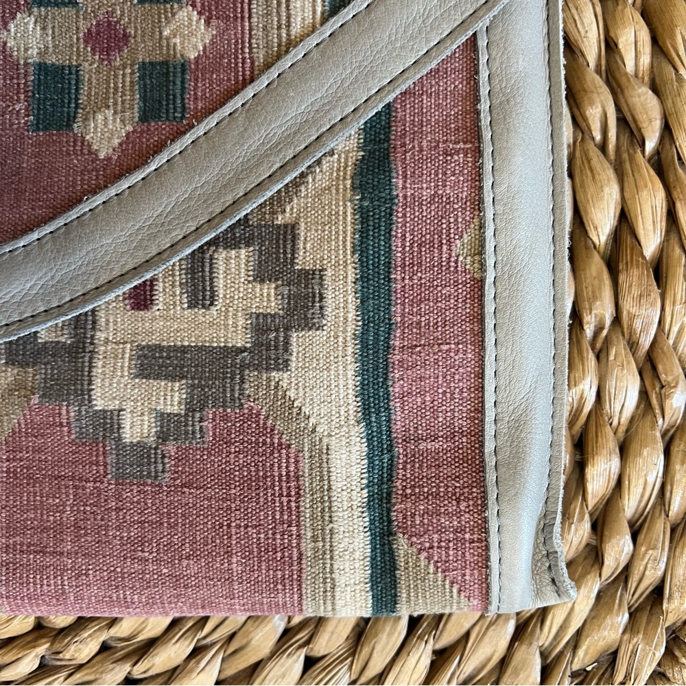Tylie Malibu Clutch - Picture 7 of 15